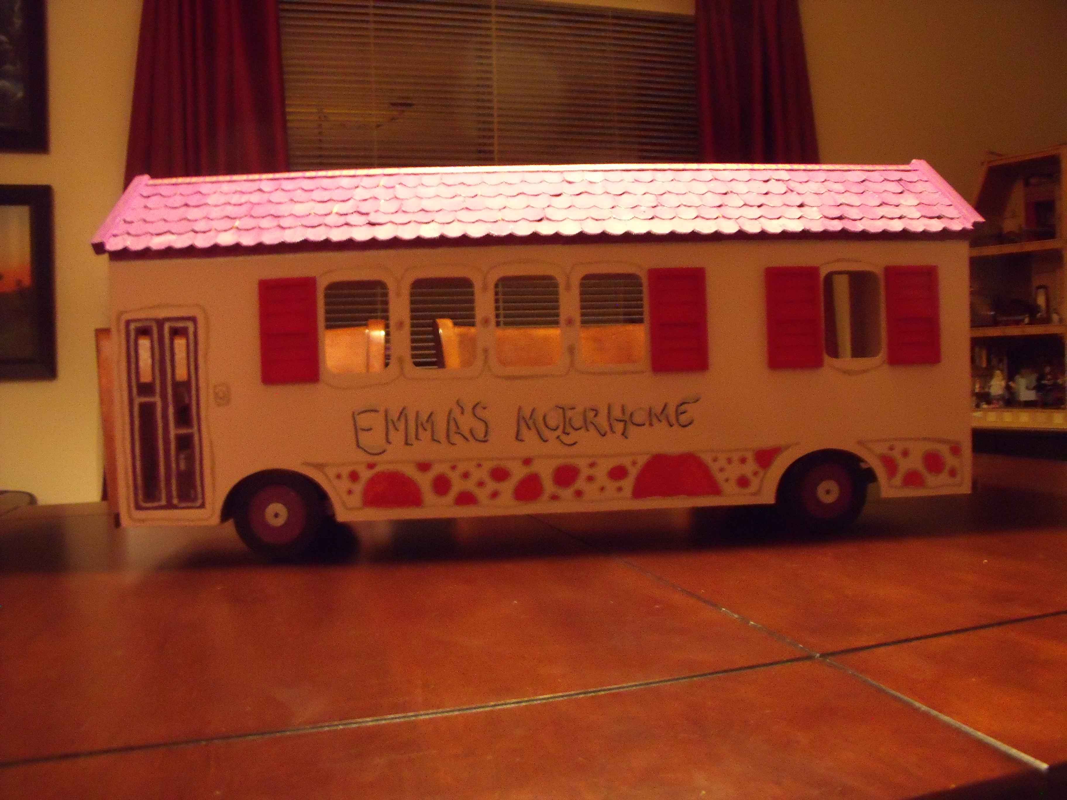 DOLLHOUSES/EMMA5.JPG