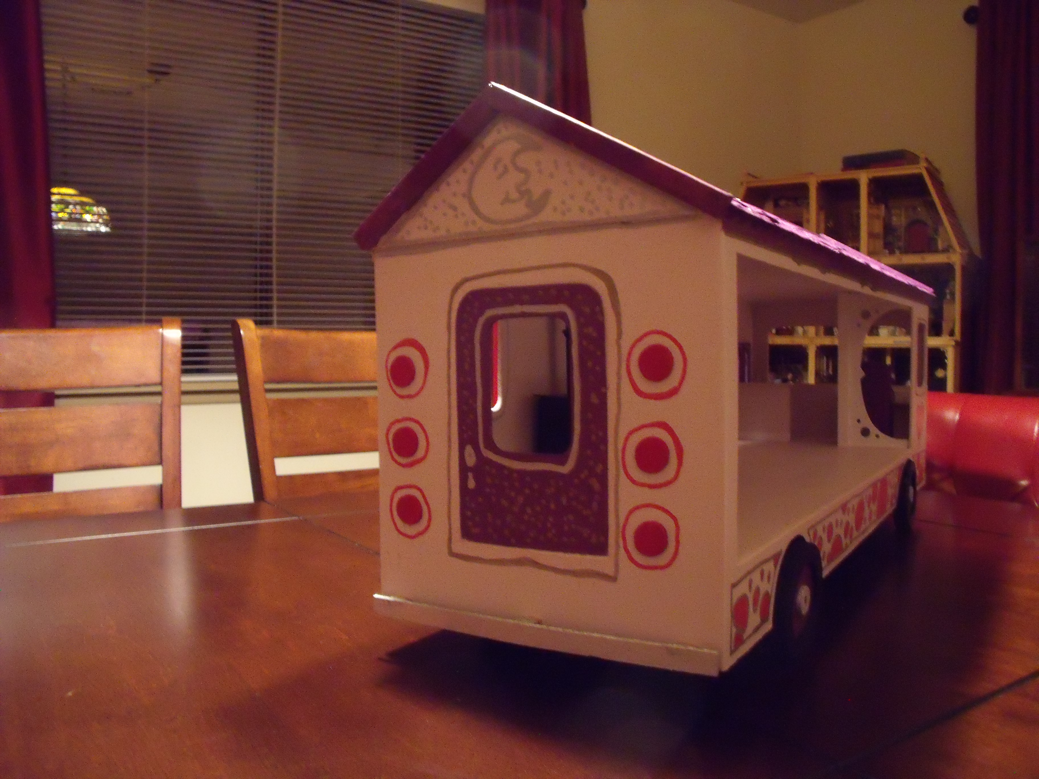 DOLLHOUSES/EMMA5.JPG