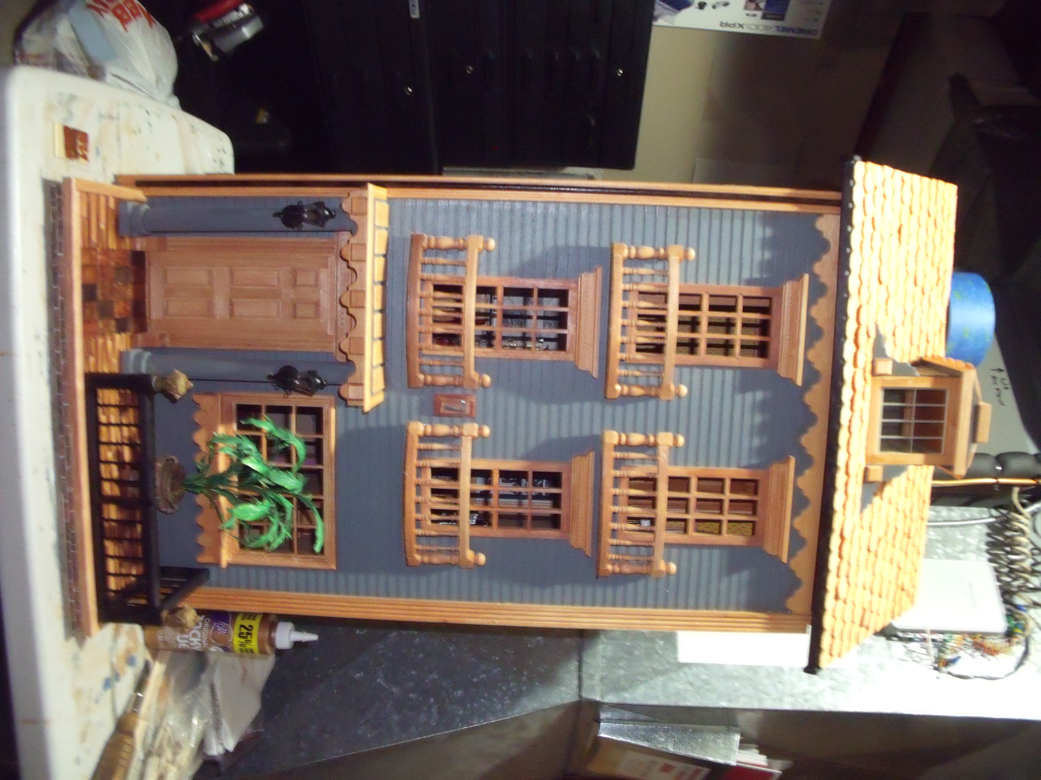 DOLLHOUSES/TOWN10.JPG